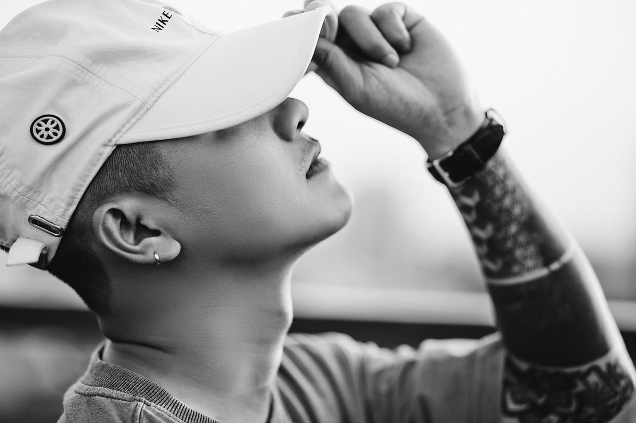 Streetwear i hip hop - jak dobrze wybrać czapeczkę do swojego stylu