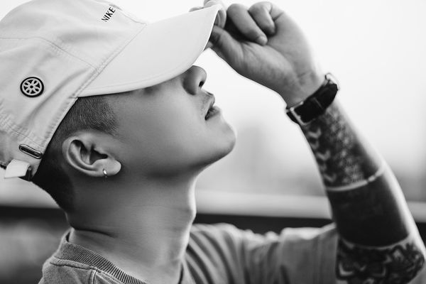 Streetwear i hip hop - jak dobrze wybrać czapeczkę do swojego stylu